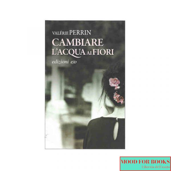 Cambiare l'acqua ai fiori